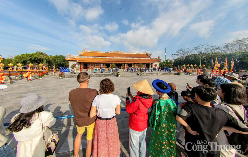 Rất đông du khách theo dõi buổi tái hiện lễ thiết triều tại điện Thái Hòa.