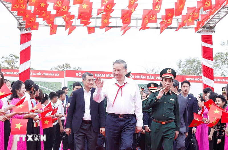 Tổng Bí thư Tô Lâm dự và phát biểu chỉ đạo tại Lễ khởi công công xây dựng Trường Phổ thông nội trú liên cấp Tiểu học, Trung học cơ sở xã Ea Rốk (tỉnh Đắk Lắk). Ảnh: TTX