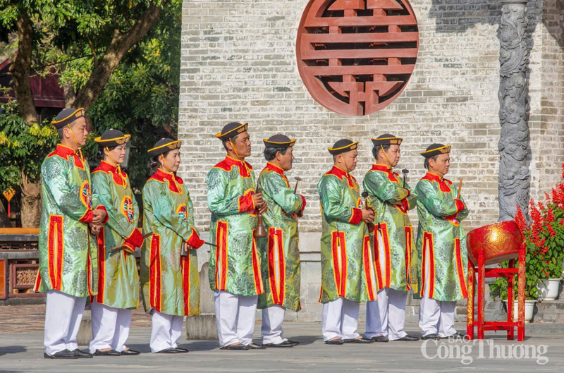 Trong buổi lễ, các quan dâng biểu chúc mừng nhà vua nhân dịp Nguyên đán luôn có tiết mục Đại nhạc và Tiểu nhạc.