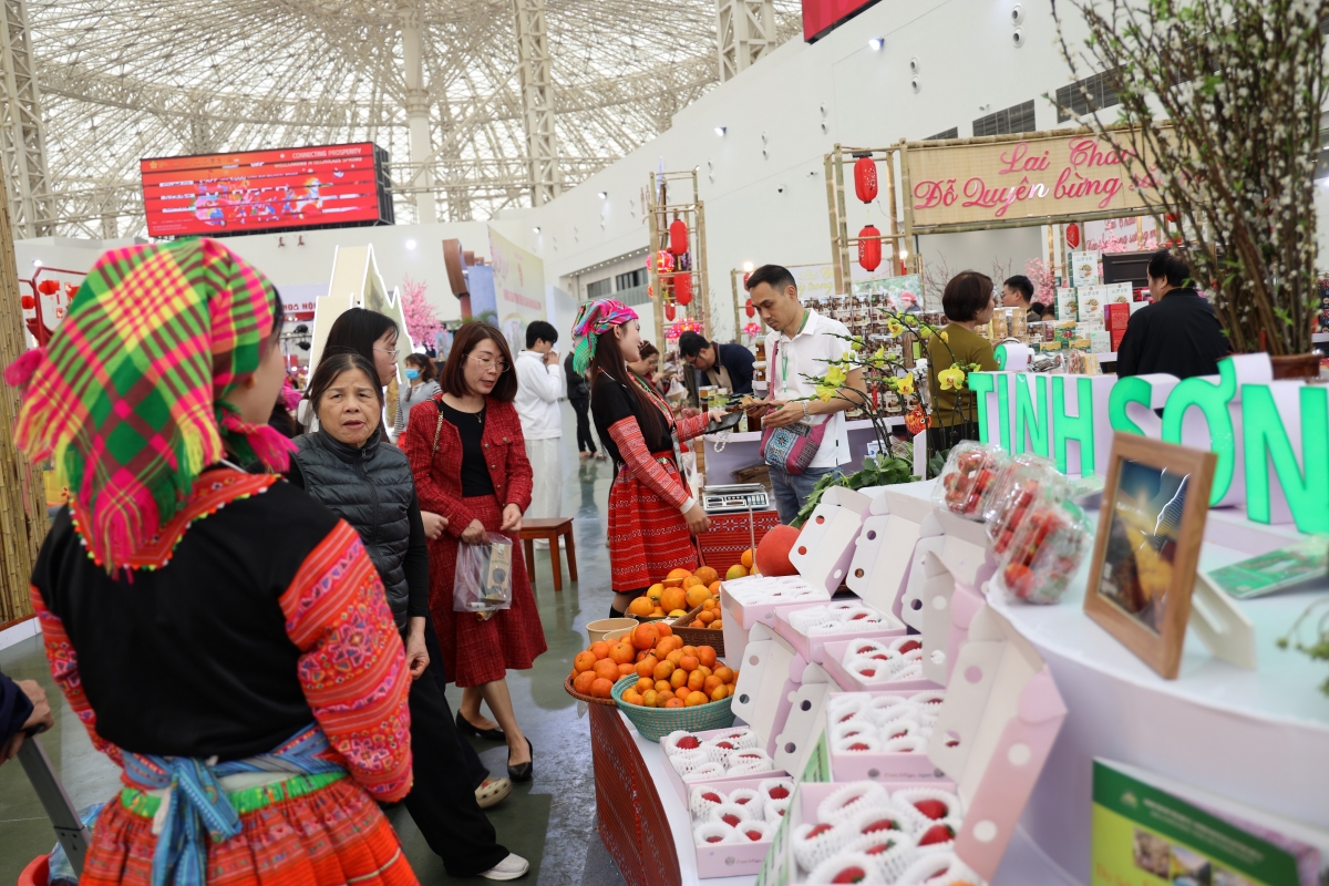 Cận Tết, nhiều gian hàng tại Hội chợ Mùa Xuân ghi nhận doanh thu tích cực