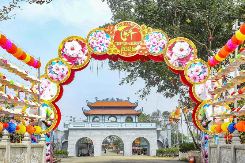 Di tích Phủ Na trang hoàng trước dịp Tết Nguyên đán 2026. Ảnh: Quách Du