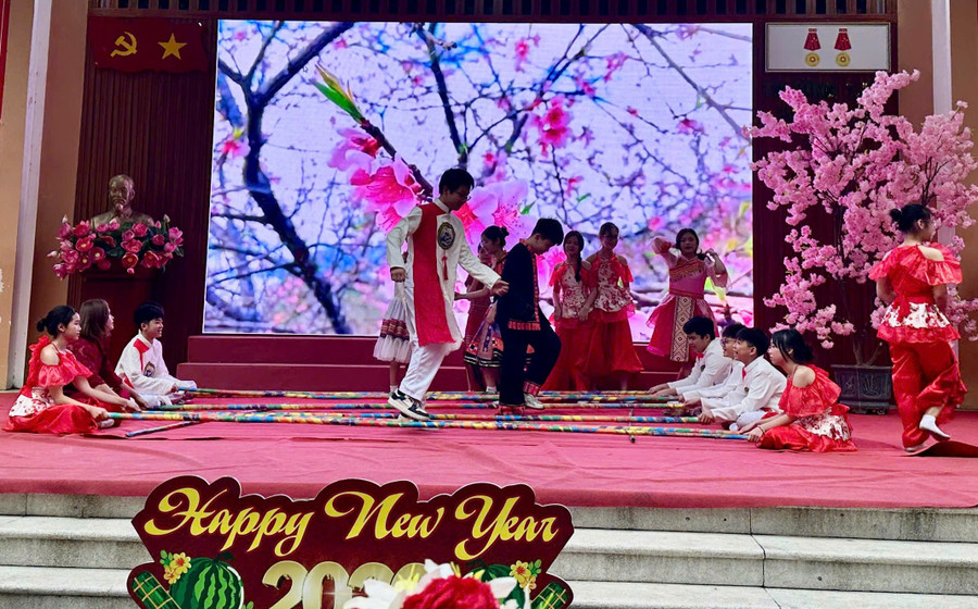 Học sinh Trường THCS Ngọc Lâm múa sạp. tet-6.jpg