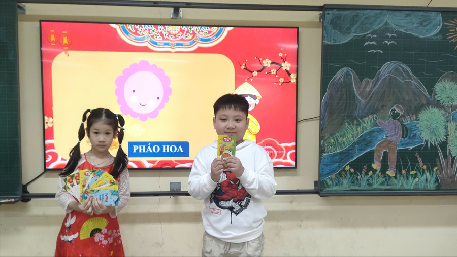 Học sinh lớp 1D Trường Tiểu học Phúc Đồng nhận mừng tuổi. tet-3-9607.jpg