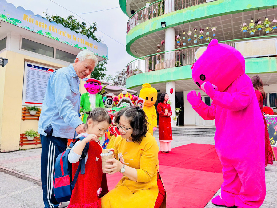 Bà Nguyễn Bích Ngọc - Hiệu trưởng Trường Mầm non Tân Mai đón trẻ quay trở lại trường. tet-4-9121.jpg