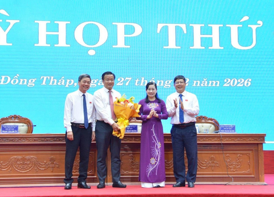 Lãnh đạo HĐND tỉnh tặng hoa chúc mừng tân Phó Chủ tịch UBND tỉnh Nguyễn Phước Thiện. z7568923252449-5d43a605fc96f8df9a3480f8bd9a1a6e-5664.jpg