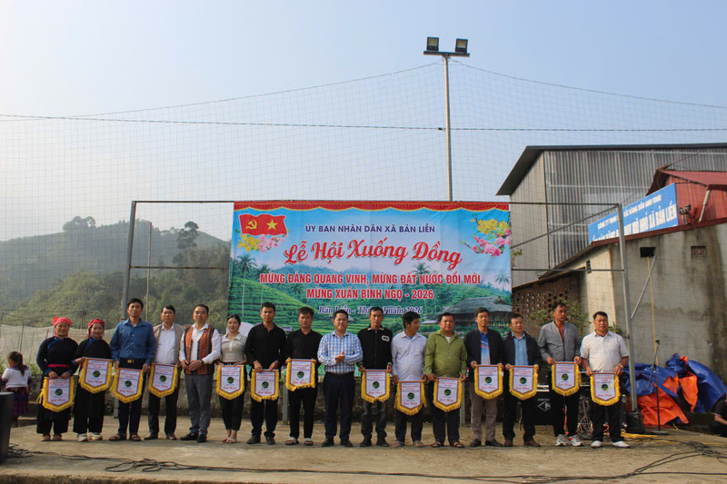 Trao cờ lưu niệm cho các thôn, đội tham gia. Ảnh: Lê Hiếu