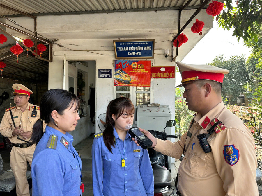 CSGT kiểm tra nồng độ cồn nhân viên gác chắn đường sắt. z7580362280388-d7264f5aa12fce4087d7d990a27bb879.jpg