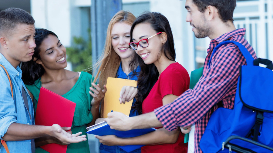 Sinh viên muốn du học Australia đối mặt với chi phí thủ tục đắt đỏ.