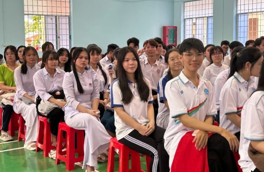 Học sinh Vĩnh Long tại lễ xuất quân đội tuyển dự Kỳ thi chọn học sinh giỏi quốc gia năm học 2025 - 2026. Ảnh: Sở GD&ĐT cung cấp xay-dung-he-sinh-thai-phat-hien-boi-duong-va-phat-trien-nhan-tai-tre-2.jpg