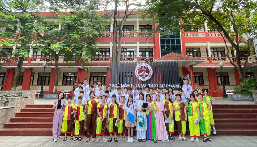 Cô Tạ Thị Thanh Hương - giáo viên Trường THCS & THPT Sư phạm và học trò. Ảnh: NVCC kien-tao-moi-truong-giao-duc-tich-cuc3.jpg