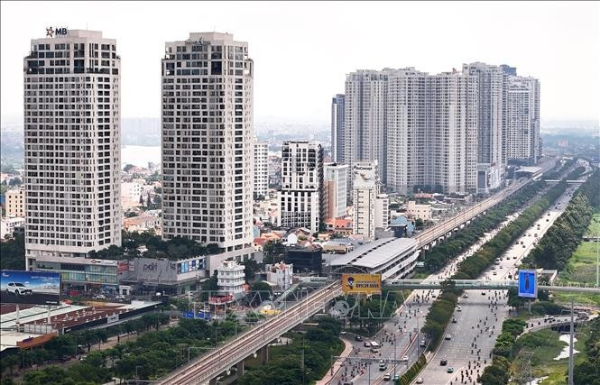 Các tòa chung cư dọc với tuyến metro số 1 và đại lộ Võ Nguyên Giáp, TPHCM.
