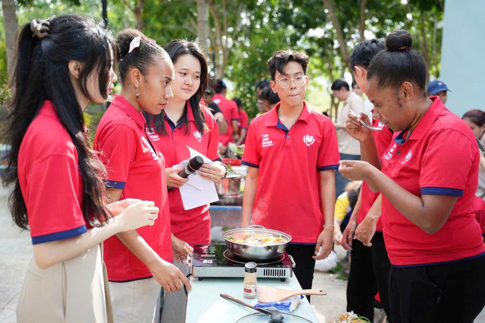 Các bạn sinh viên Ảnh: Đình Hùng