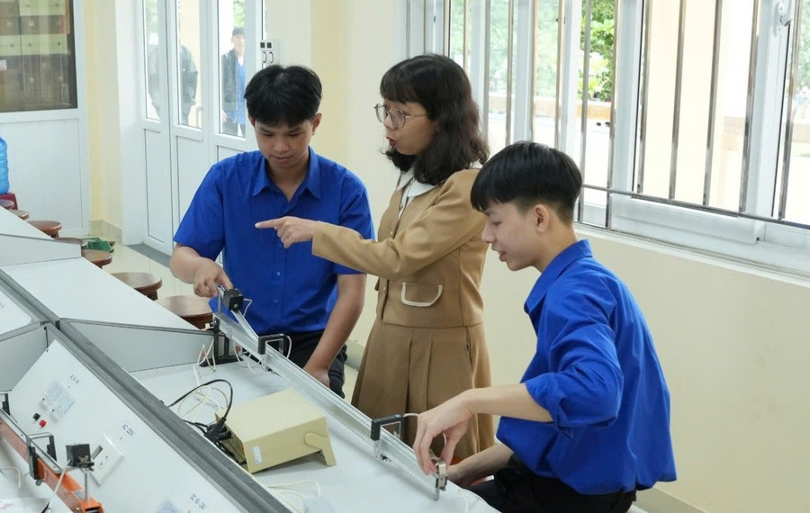 Cô Phạm Nguyễn Trang Ngân hướng dẫn học sinh trong đội tuyển tại Trường THPT A Lưới. Ảnh: NVCC