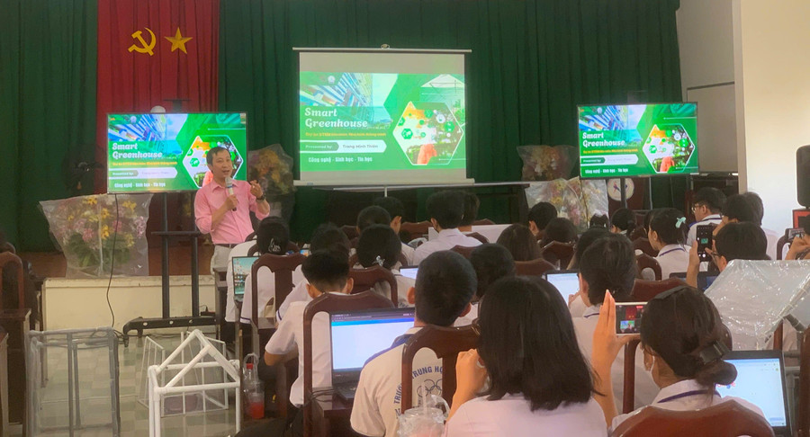 Thầy Trang Minh Thiên hướng dẫn học sinh sử dụng thiết bị và lập trình dự án Smart Greenhouse. Ảnh: NVCC kien-tao-moi-truong-giao-duc-tich-cuc2.jpg