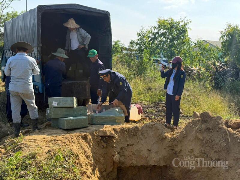 Quản lý thị trường Đắk Lắk và lực lượng chức năng tiến hành tiêu hủy 12.450 sản phẩm mỹ phẩm, thực phẩm vi phạm. Ảnh: Vũ Long