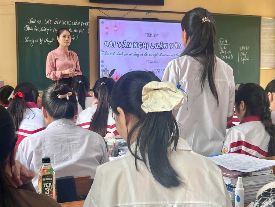 Cô và trò Trường PTDNT ATK Sơn Dương khẩn trương trong giai đoạn cao điểm. (Ảnh: NTCC) 1000048497.jpg