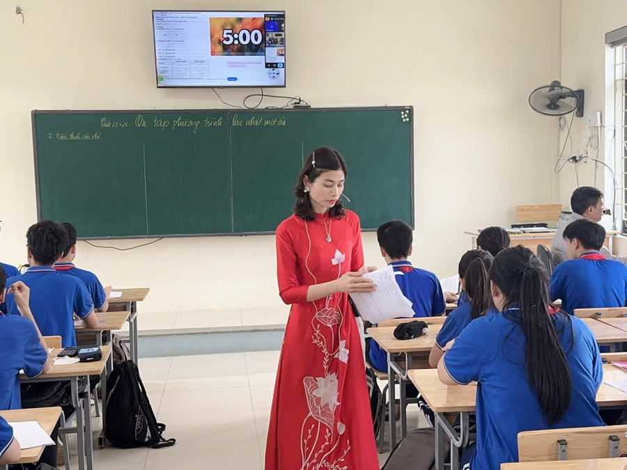 Cô và trò Trường THCS Phan Thiết ôn tập cuối năm học. (Ảnh: NTCC) 1000048495.jpg