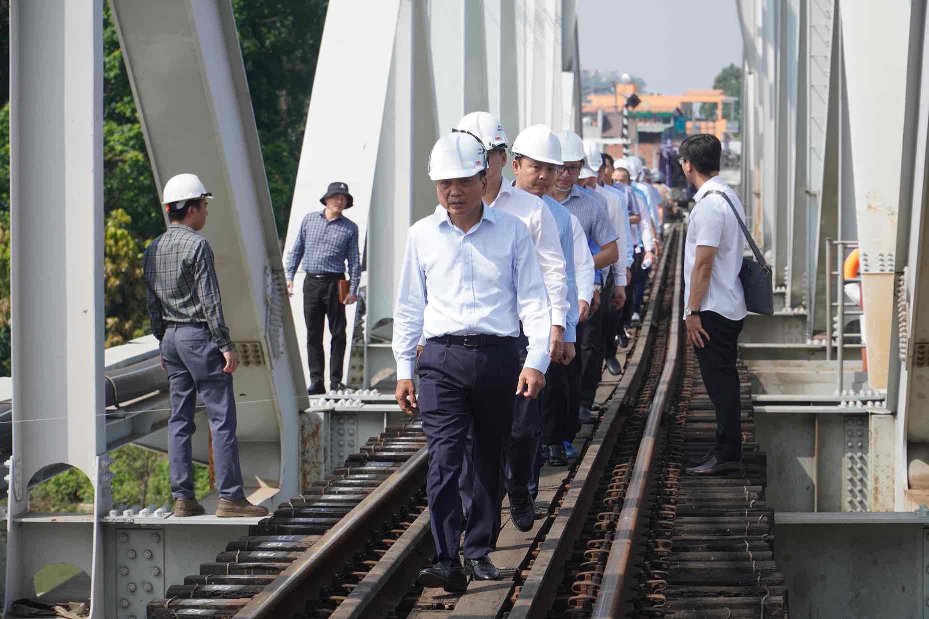 Bộ Xây dựng, lãnh đạo UBND tỉnh Đồng Nai và các sở ngành liên quan đã kiểm tra hiện trường, làm việc về vụ sàn lan va chạm cầu Ghềnh. Ảnh: HAC