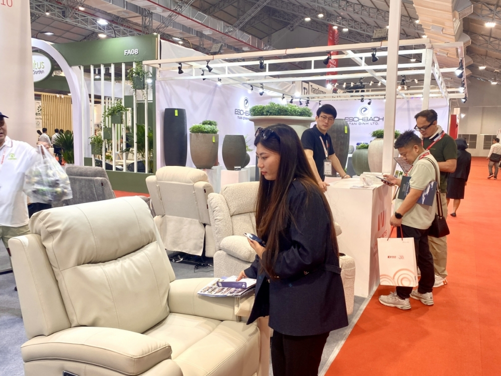 Nhiều hoạt động giao thương diễn ra ngay sau lễ khai mạc. Ảnh: T.D Nhiều hoạt động giao thương diễn ra ngay sau lễ khai mạc. Ảnh: T.D