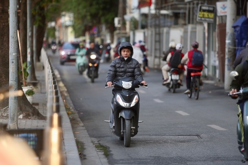 Càng về trưa, nhiệt độ có xu hướng tăng lên do nắng mạnh hơn. Theo dự báo từ Trung tâm dự báo khí tượng thuỷ văn quốc gia, khu vực thủ đô Hà Nội ngày và đêm 10.3 trời rét. Nhiệt độ thấp nhất trong đợt không khí lạnh này phổ biến 15-17 độ. Ảnh: Việt Anh.