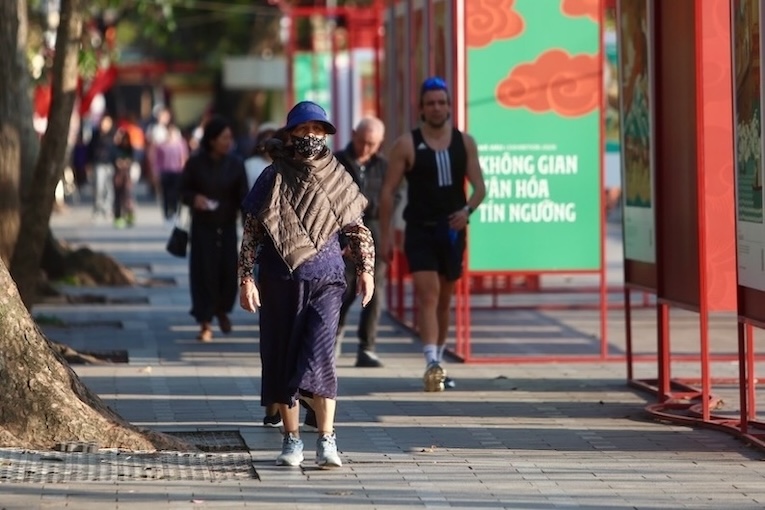 Do ảnh hưởng của không khí lạnh, ngày 10.3 trời Hà Nội chuyển rét rõ rệt. So với thời điểm sáng ngày 9.3, nhiệt độ đã giảm khoảng 3-4 độ. Tuy nhiên, do không mưa, nên nhiều người đã chọn ra đường để đón nắng sau chuỗi ngày mưa, nồm ẩm kéo dài. Ảnh: Việt Anh