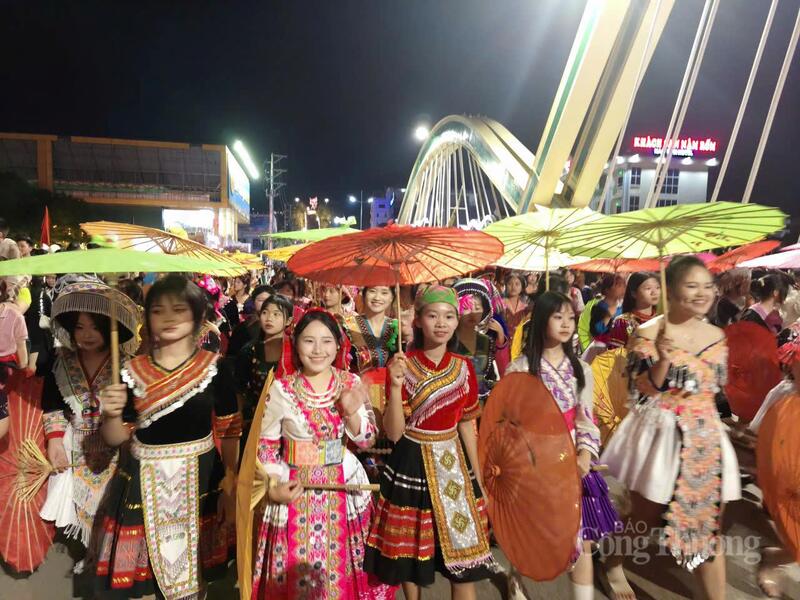 Nhiều nhóm nghệ thuật mang đậm bản sắc văn hóa các dân tộc Tây Bắc cũng tham gia trình diễn như nhóm múa khèn Mông, nhóm dân tộc Thái, Hà Nhì và các cộng đồng dân tộc sinh sống trên địa bàn tỉnh Điện Biên.