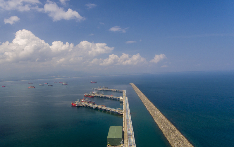 Công ty cổ phần Lọc hóa dầu Bình Sơn đã kích hoạt các phương án ứng phó rủi ro, chủ động nguồn cung nguyên liệu nhằm bảo đảm Nhà máy lọc dầu Dung Quất vận hành an toàn, ổn định và hiệu quả. Ảnh: Nguyễn Dương