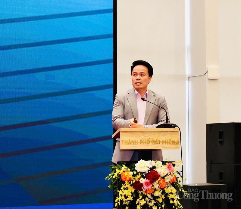 Ông Ngô Chung Khanh - Phó Vụ trưởng Vụ Chính sách thương mại đa biên (Bộ Công Thương) cung cấp thông tin tại hội nghị.