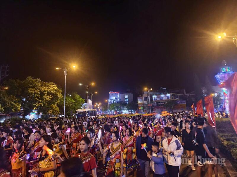 Lễ hội đường phố tạo nên bức tranh văn hóa đa sắc màu, thể hiện tinh thần hội nhập và giao lưu văn hóa trên mảnh đất lịch sử Điện Biên.