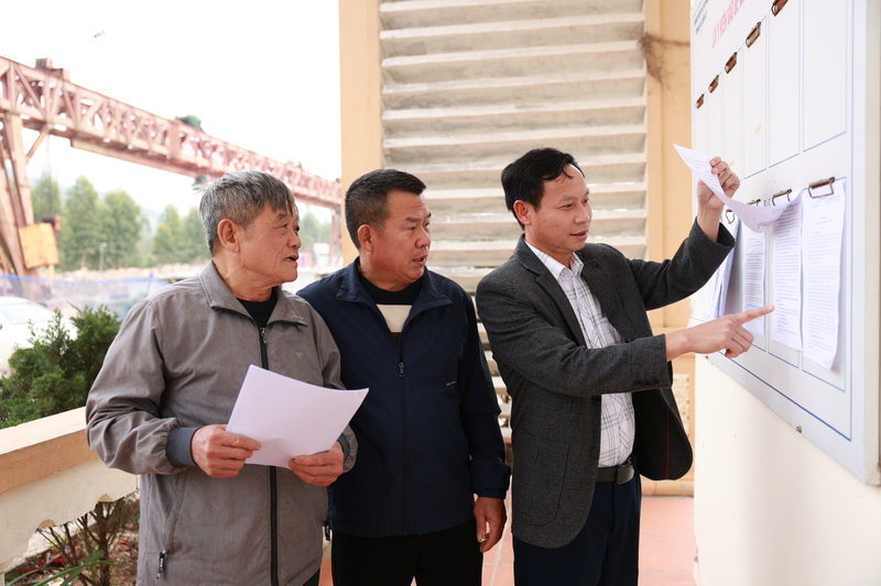 Thành viên Ủy ban Bầu cử xã Cẩm Lý (Bắc Ninh) kiểm tra việc niêm yết danh sách cử tri tại thôn Mỹ Sơn. Ảnh: BN