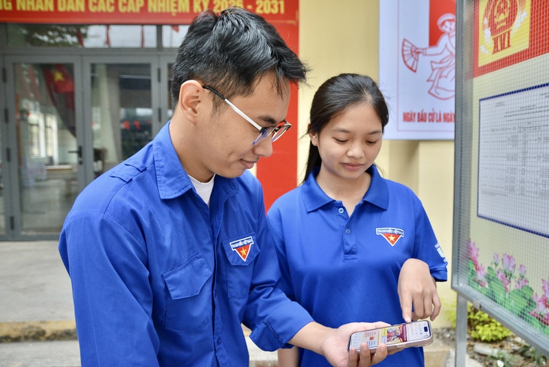 Cử tri trẻ chủ động theo dõi thông tin về ngày hội bầu cử trên mạng xã hội. Ảnh: Ngọc Thảo