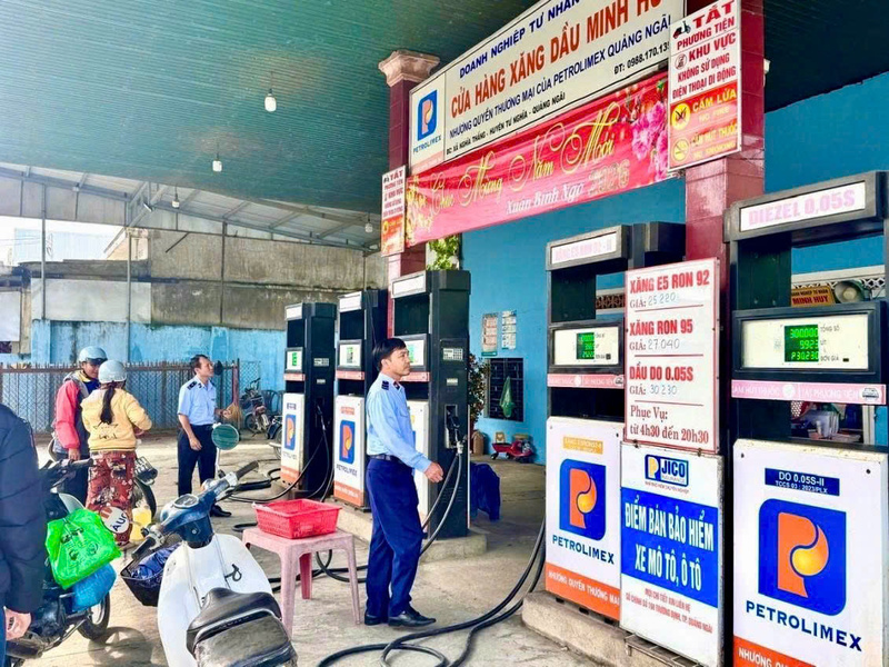 Lực lượng Quản lý thị trường tỉnh Quảng Ngãi đang tăng cường kiểm tra, giám sát hoạt động kinh doanh của các đại lý bán lẻ xăng dầu và thương nhân nhận quyền bán lẻ trong hệ thống theo đúng quy định. Ảnh: Nguyễn Dương