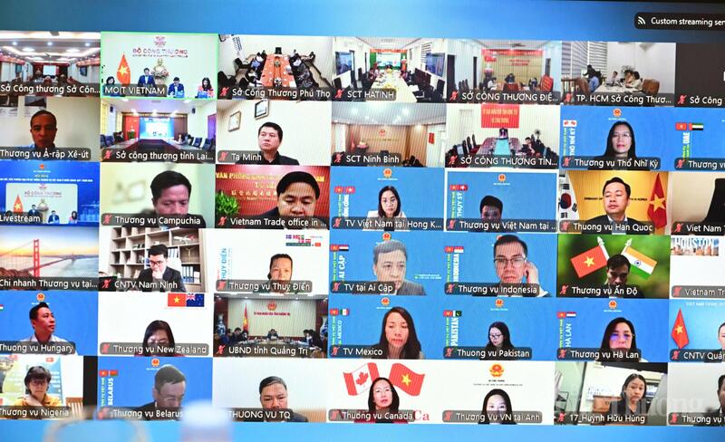 Đại diện Thương vụ Việt Nam tại UAE tham gia hội nghị theo hình thức trực tuyến. Ảnh: Cấn Dũng