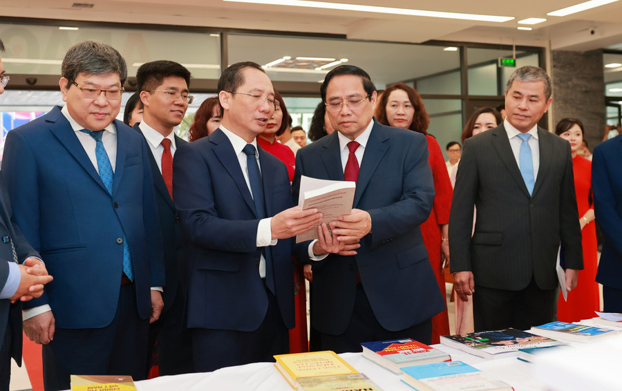 Thầy, trò Học viện Hành chính và Quản trị công vinh dự đón Thủ tướng Phạm Minh Chính thăm, làm việc với nhà trường.