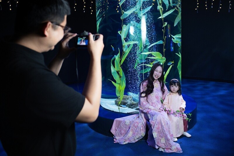 Nhiều gia đình checkin, lưu lại những khoảnh khắc đẹp trong khuôn viên thủy cung.