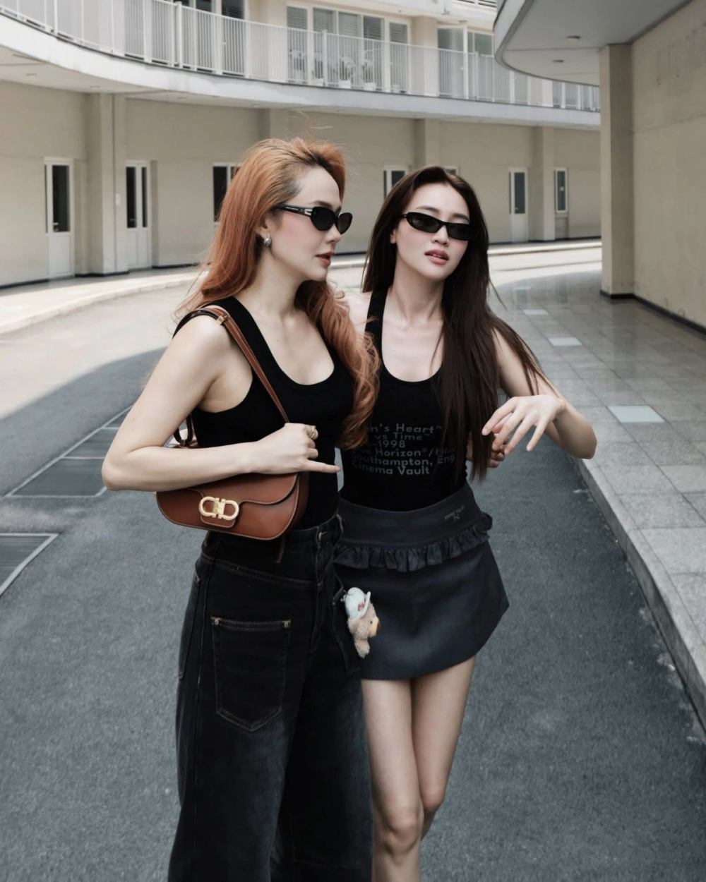 Minh Hằng dạo phố cùng Ninh Dương Lan Ngọc. Ảnh: NVCC