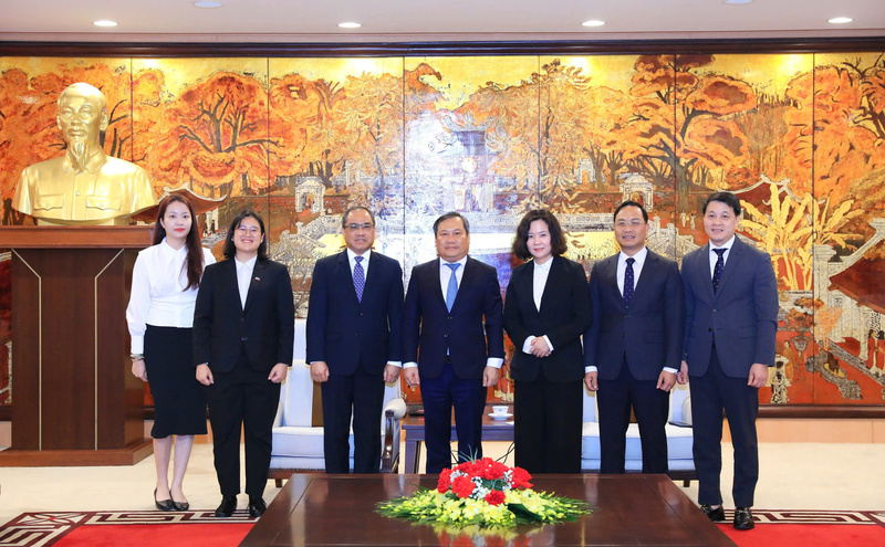 Các đại biểu chụp ảnh lưu niệm.