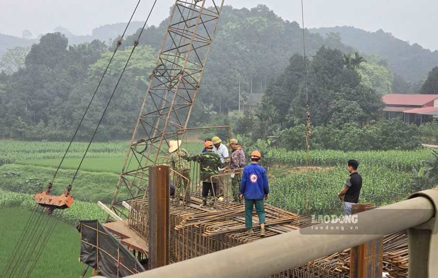 Công nhân giữ nhịp thi công, đảm bảo tiến độ dự án trước mùa mưa lũ. Ảnh: Hà Thắng
