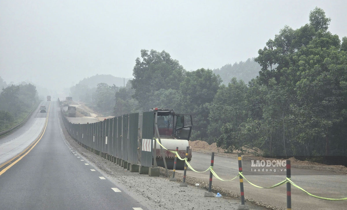 Riêng phần đường đã triển khai 15 mũi thi công với tổng chiều dài hơn 57km. Ảnh: Duy Dũng