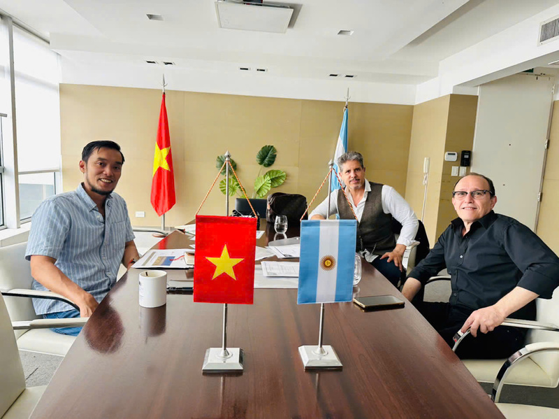 Đại diện Thương vụ Việt Nam tại Argentina trao đổi cùng đối tác Argentina.