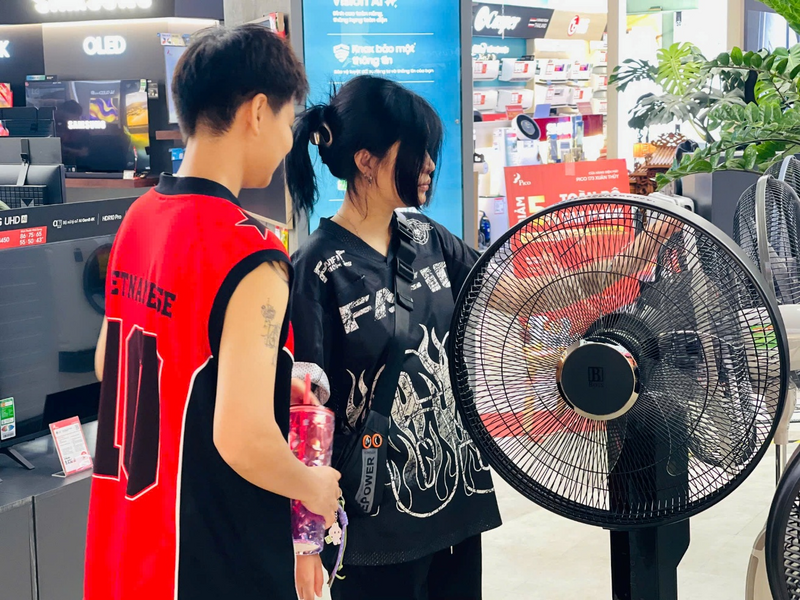 Là sinh viên, Hà Minh Anh (áo đen) cùng bạn cũng lựa chọn quạt điện với giá thành chỉ vài trăm nghìn đồng nhưng tích hợp cả tính năng inverter. Ảnh: Mai Linh