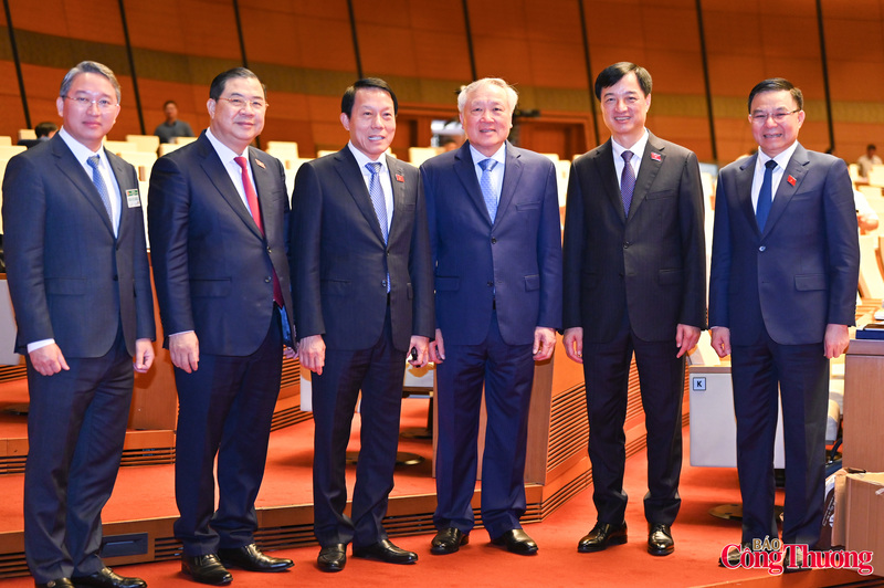 Các đại biểu tại hội trường Diên Hồng.