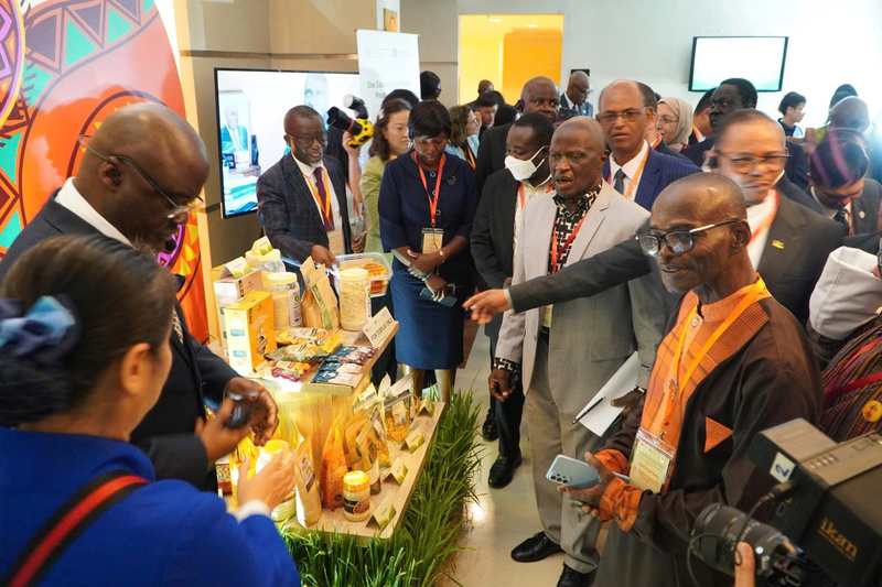 Đoàn đại biểu FAO tham quan triển lãm tại Diễn đàn trao đổi cấp cao liên khu vực về mô hình OCOP năm 2025. Ảnh: Hải Yến