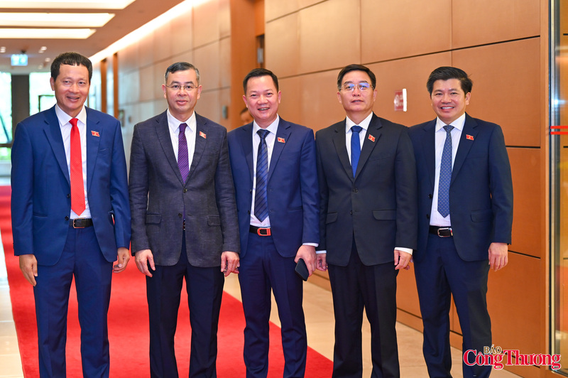 Các đại biểu Quốc hội bên hành lang Quốc hội.