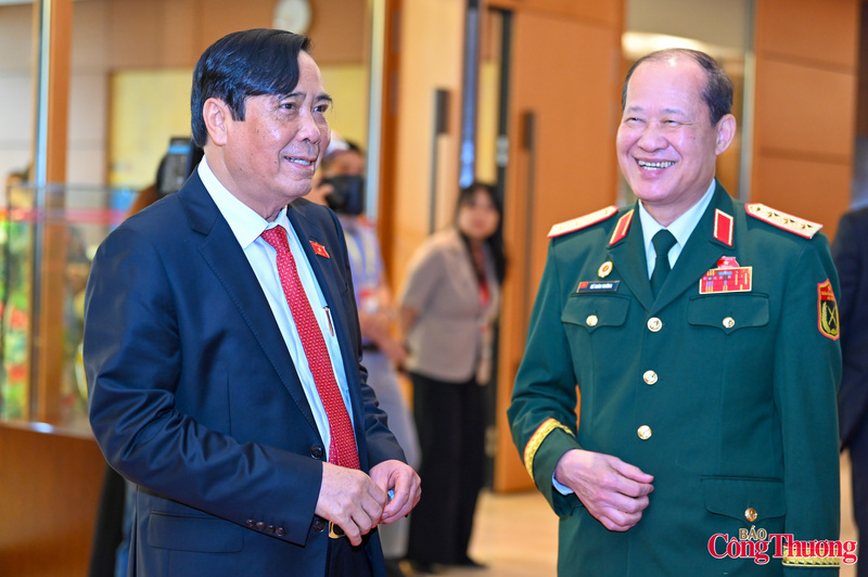 Không khí trao đổi cởi mở, thẳng thắn giữa các đại biểu cho thấy tinh thần trách nhiệm cao trong việc xây dựng và hoàn thiện hệ thống pháp luật.