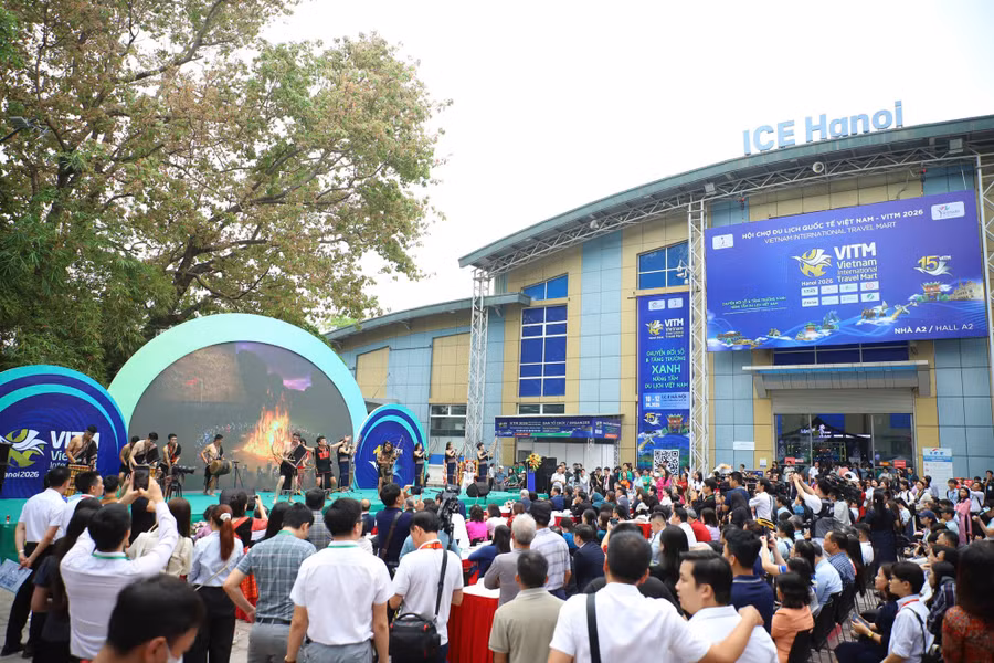 Các gian hàng tích cực tổ chức hoạt động thu hút du khách. du-lich-1.jpg