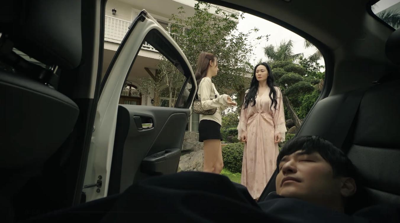 Bà Dung sốc khi con trai đổ đốn trong tập 24 phim “Bước chân vào đời“. Ảnh: VFC.