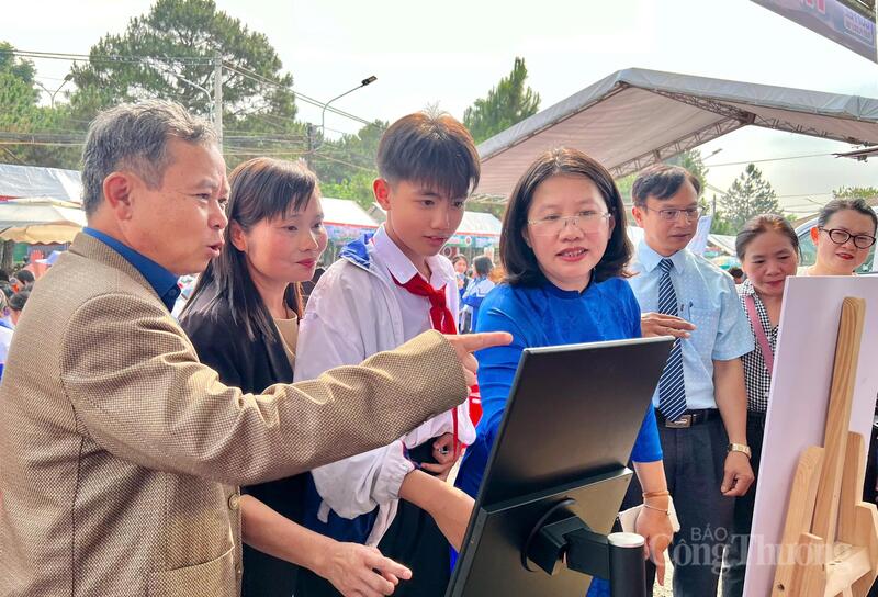 Điểm nhấn của chương trình năm nay là thông điệp “Mạch tri thức - Từ trang sách đến không gian số”, thể hiện rõ định hướng đổi mới cách tiếp cận tri thức trong thời đại công nghệ.