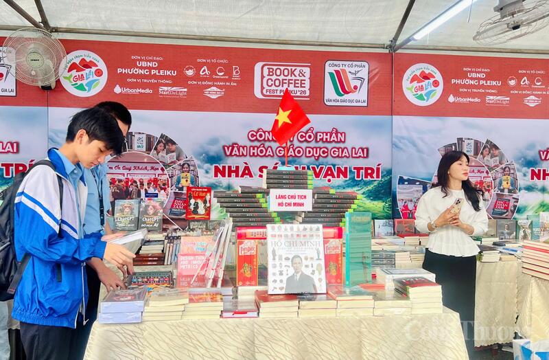 Tại Quảng trường Đại Đoàn Kết (phường Pleiku, tỉnh Gia Lai) diễn ra chương trình phát động hưởng ứng Ngày Sách và Văn hóa đọc Việt Nam lần thứ V, đồng thời khởi động Cuộc thi Đại sứ Văn hóa đọc tỉnh năm 2026.