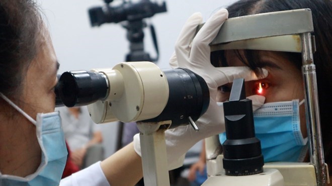 Nguyên nhân mắt phụ nữ dễ tổn thương do thay đổi nội tiết